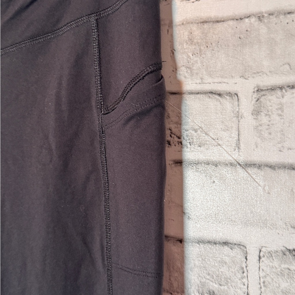 Ultimate Terrain Black Leggings size XL with side pockets Stretchy Athleisure - Picture 4 of 8